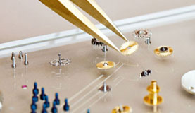 南通积家指定维修门店打开表壳